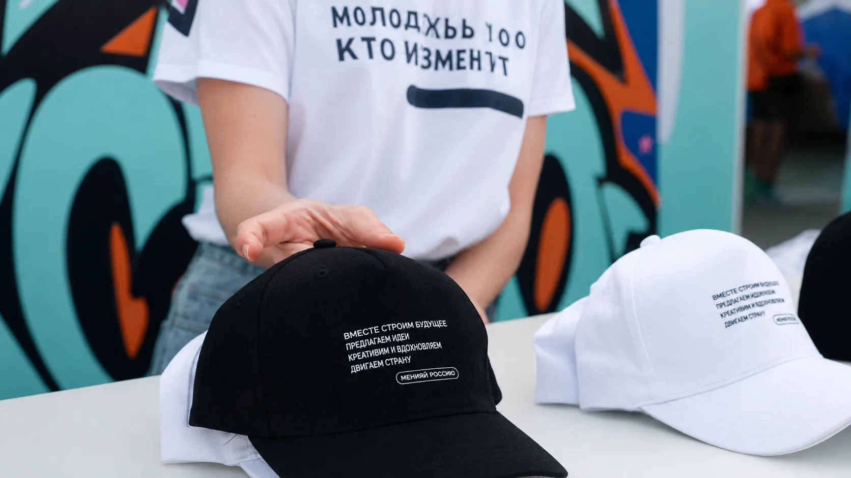 Готовые кепки с персональными принтами на стойке
